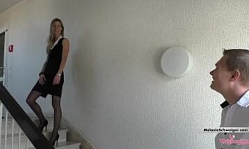 Любовник кончил в пизду женщине в черных чулках