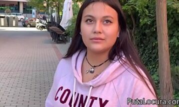 Латинка трахается за деньги и получает сперму в рот