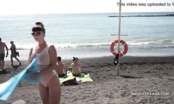 Мамка в купальнике гуляет по набережной