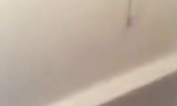 Рыжая азиатка прыгает на члене в домашнем видео