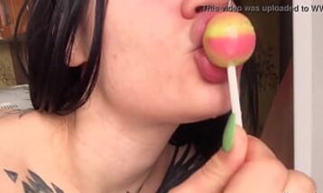 Татуированная девушка трахает киску чупа-чупсом